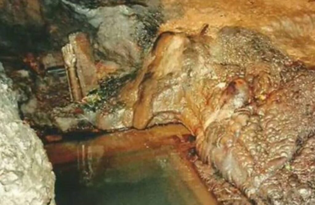 Exploring the Depths of Patal Bhuvaneshwar Cave's Secrets